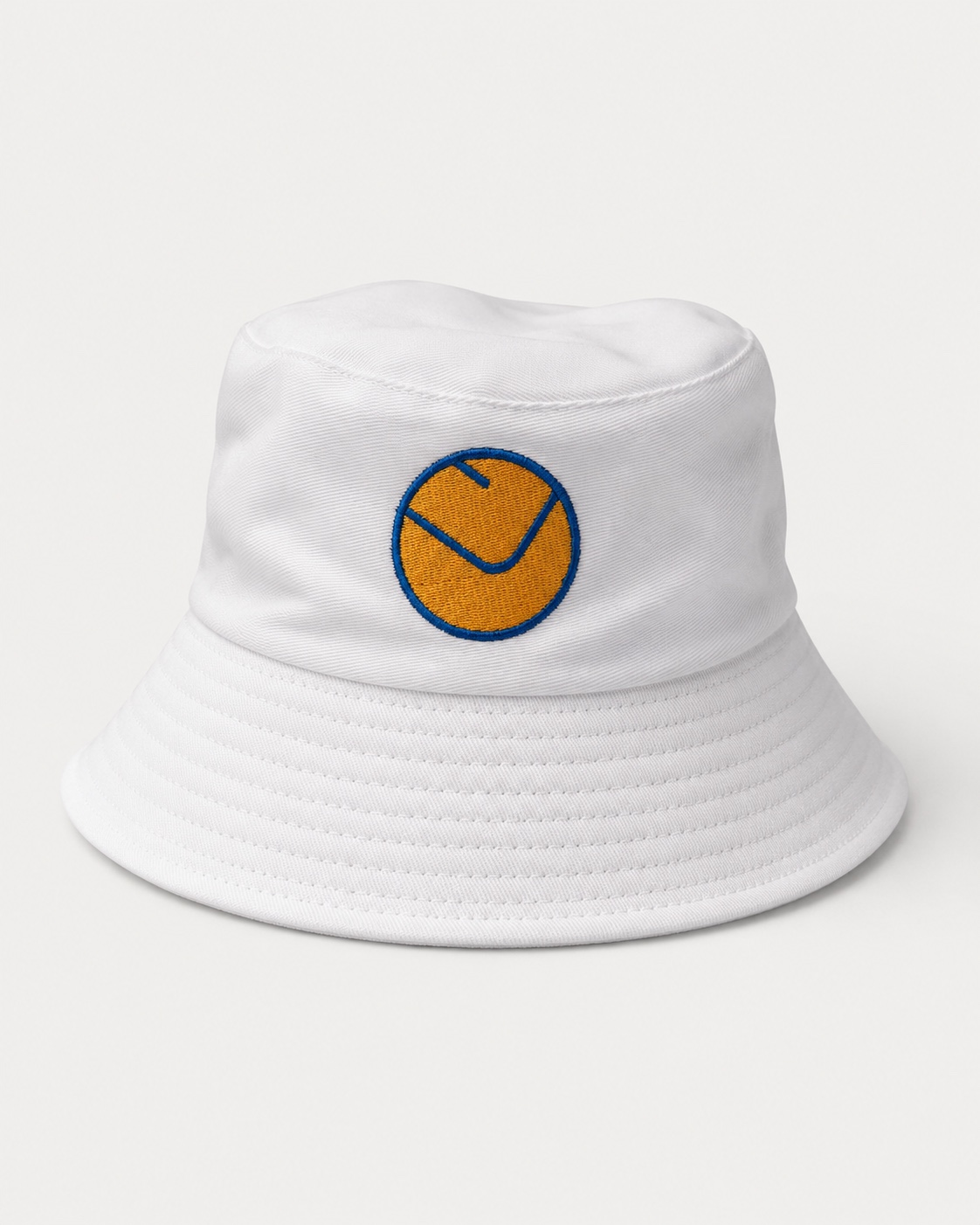White bucket hat with yellow and blue Leeds United smiley badge embroidered on the front.